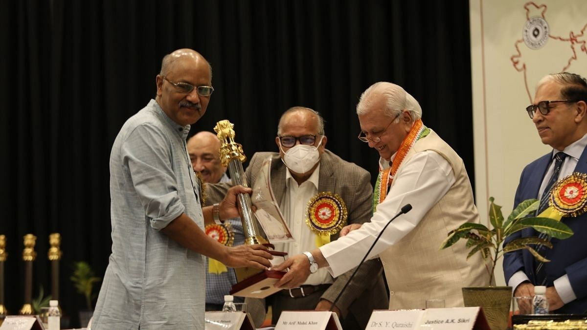 ThePrint’s Editor-in-Chief Shekhar Gupta receives the Capital Foundation National Award from Kerala Governor Arif Mohammad Khan in New Delhi, Sunday | Satendra Singh | ThePrint