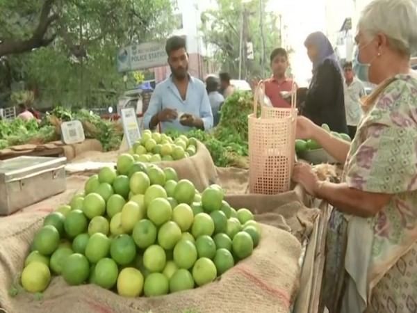 Lemon prices soar in Hyderabad causing great difficulty to retailers