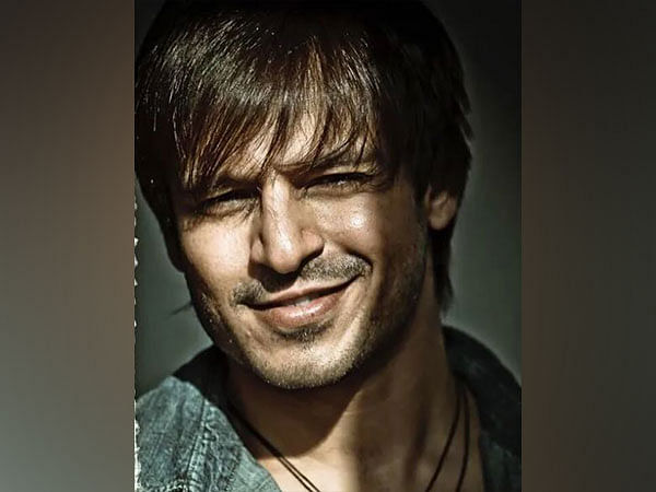Vivek Oberoi makes his mom 'feel special' by marking her birthday with special gifts