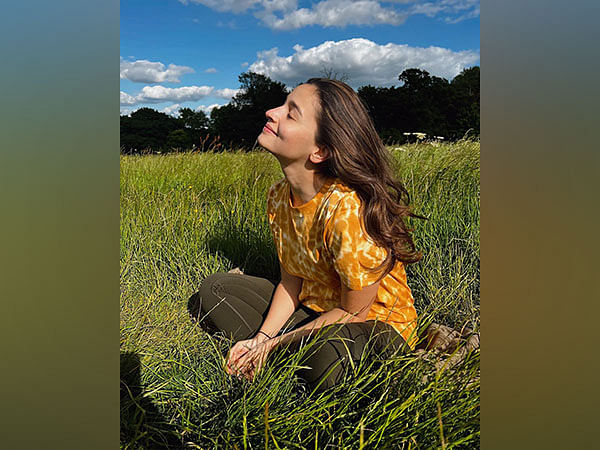 Alia Bhatt looks elegant in natural glam sunkissed pictures 