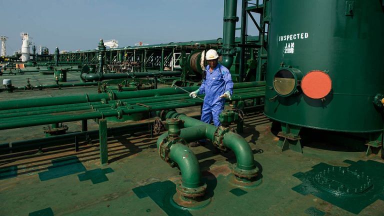 Oil resumes decline as market grapples with tumultuous trading