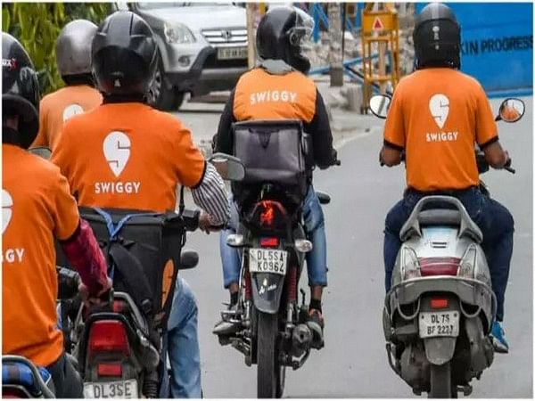 Food delivery boy's swag; delivers meal via Dunzo