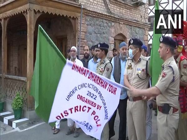 J-K Police flags off Bharat Darshan tour for students