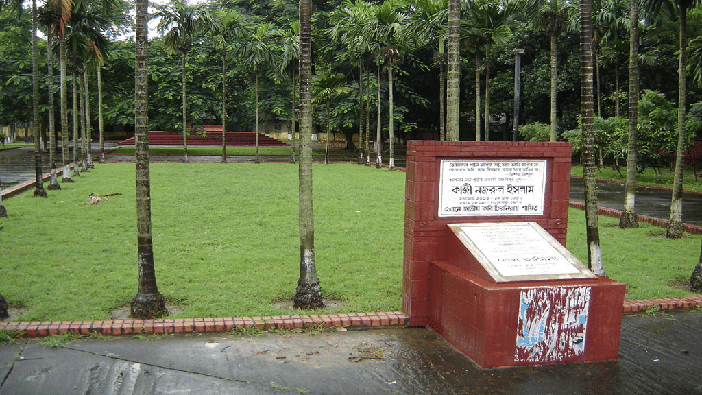 Grave of Kazi Nazrul Islam| Wikimedia Commons