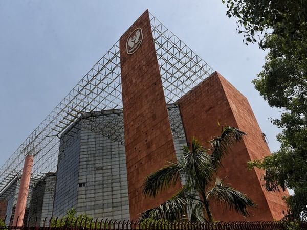 Supreme Court refuses interim relief in LIC IPO matter, issues notice