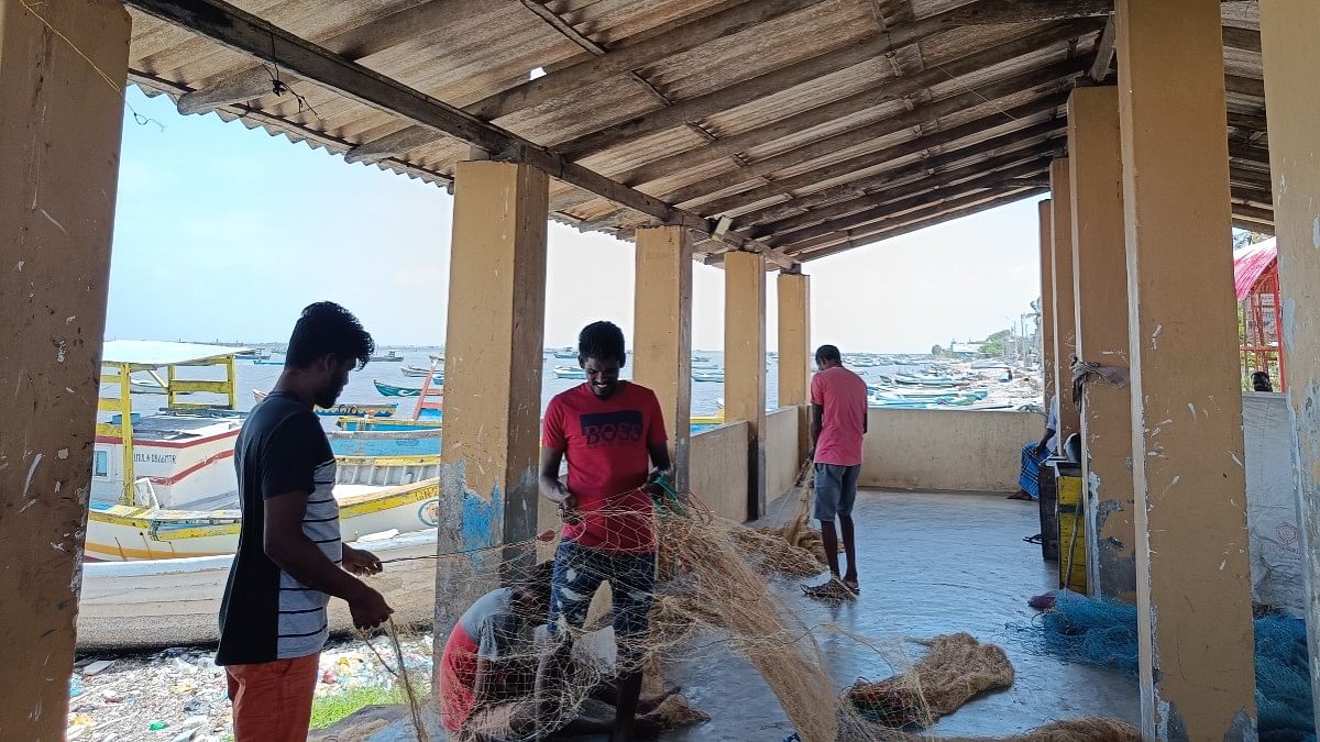 Fishermen untying fishing nets in Gurunagar | Sowmiya Ashok | ThePrint