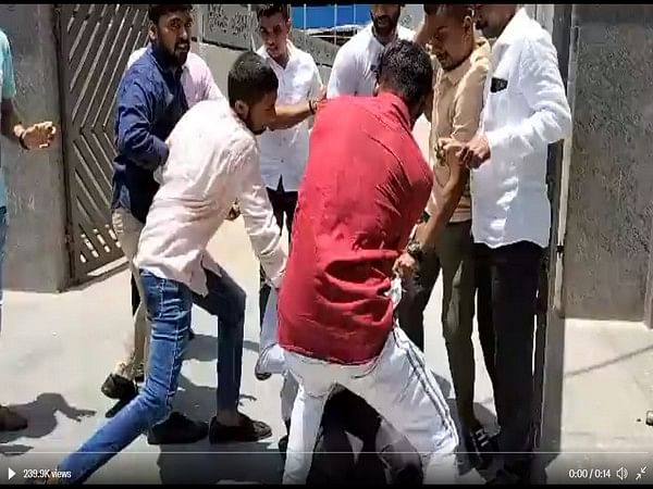 Gujarat: Scuffle breaks out between BJP, AAP workers in Surat ...