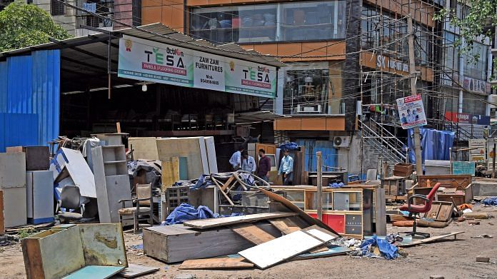 Shopkeepers moving out their belongings fearing an anti-encroachment drive at the Shaheen Bagh furniture market, in Delhi on 28 April 2022 | ANI File Photo