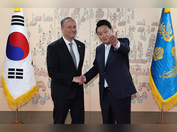 South Korean President Yoon meets foreign envoys on his first day, Xi Jinping invites Yoon to visit China