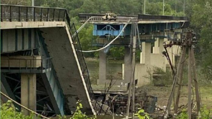 Russian armed forces destroyed a bridge across the Seversky Donets, connecting the cities of Severodonetsk and Lisichansk | Readovkanews/Telegram