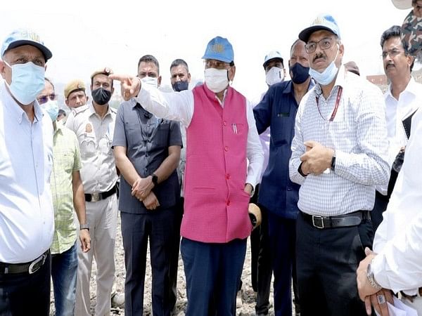 Delhi: LG Vinai Kumar Saxena instructs officers to submit 'plan of action' for razing garbage mounds