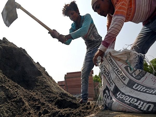 Delhi govt to provide free bus passes to construction workers 
