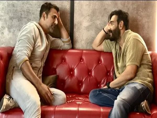Ajay Devgn congratulates Akshay Kumar on completing 30 years in cinema 