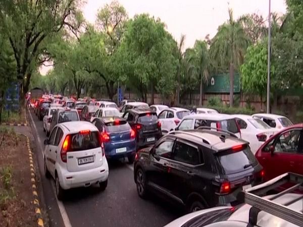 Traffic worsens after torrential rains hit Delhi