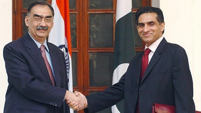 File photo of Vivek Katju and Pakistan's ex-foreign secretary Aizaz Ahmad Chaudhry | Commons