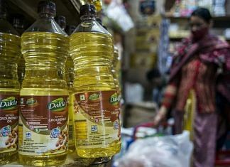 Representational image of bottles of cooking oil at a store on the outskirts of New Delhi | Bloomberg