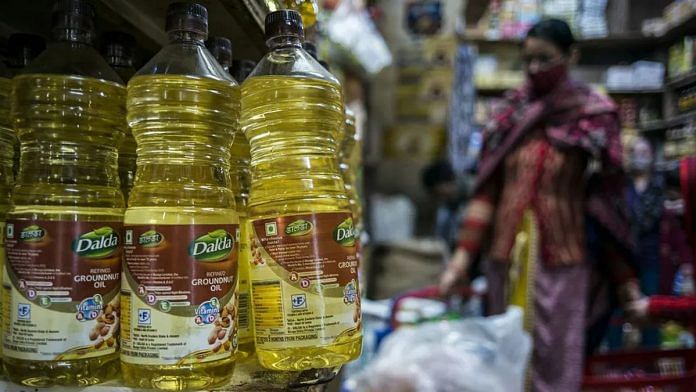 Representational image of bottles of cooking oil at a store on the outskirts of New Delhi | Bloomberg