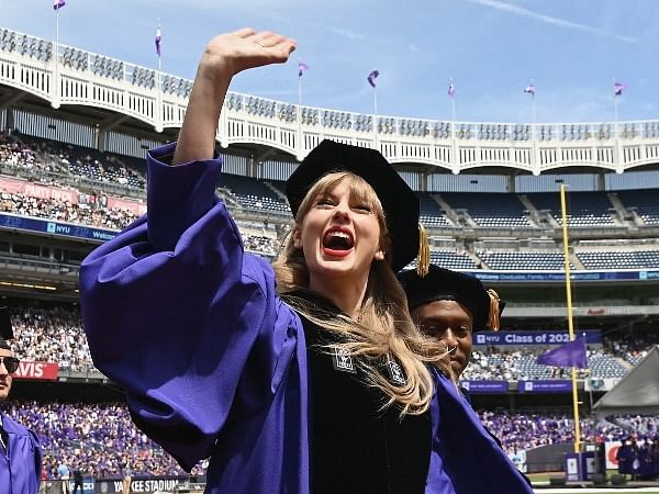 Taylor Swift feeling 'Class of 22' while receiving her honorary doctorate from NYU