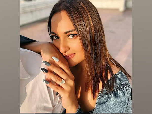 Sonakshi Sinha Engaged Actress Flaunts Diamond Ring While Posing With Mystery Man Theprint