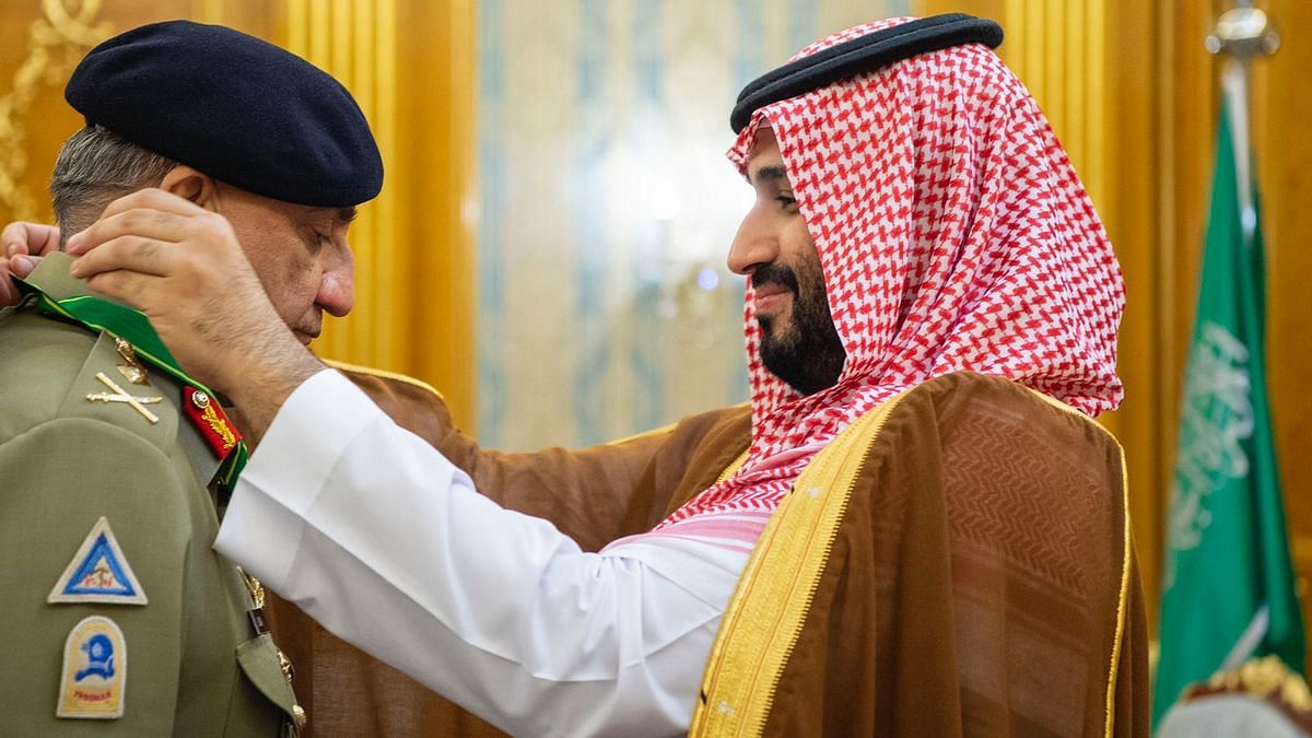 Mohammed Bin Salman awards the King Abdulaziz Medal of Excellent Class to Pakistani Gen Qamar Javed Bajwa | Twitter/Spagov