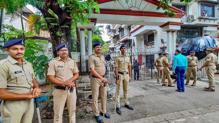 File photo of policemen standing guard outside the residence of Shiv Sena leader Eknath Shinde in Thane following his rebellion | PTI