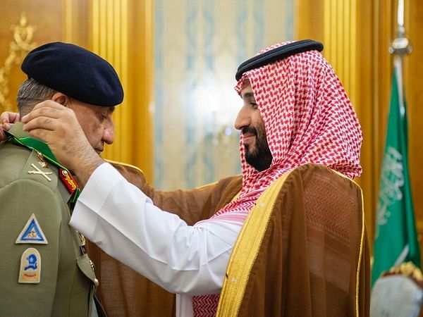 Saudi Arabia confers order of merit on Pakistan's Army Chief Bajwa