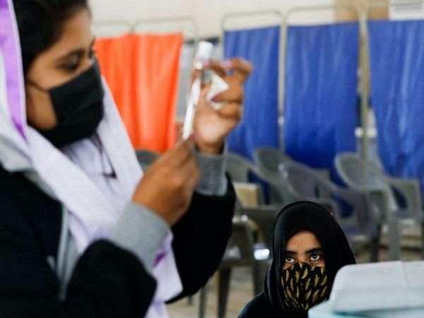Pakistan Covid-19 cases see upsurge, mask mandate returns on domestic flights 