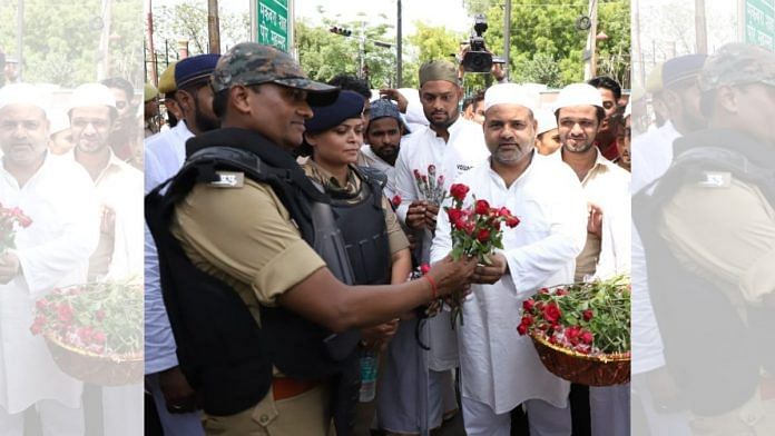 Lucknow Police hand out roses to Muslims headed for Friday Prayers, 17 June | Credits: Twitter page of Police Commissionerate Lucknow, @lkopolice