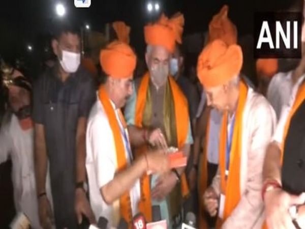 Amarnath Yatra: First batch of pilgrims reach Udhampur; gets warm welcome from locals, dist admin