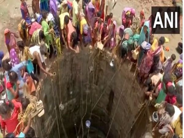 Water crisis: Maharashtra villagers 'risking lives for a bucket of water'