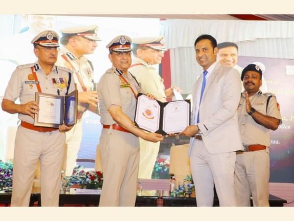 Dr Sameer Bhati, Director, Star Imaging, felicitated by Rakesh Asthana, Delhi Police Commissioner, for supporting Wellness Center