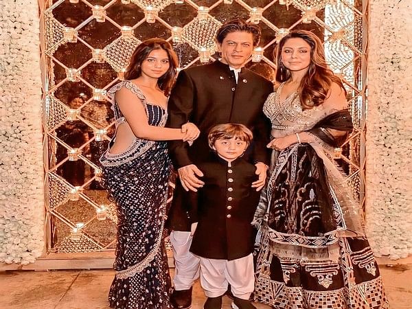 Top 5 reasons why Shah Rukh Khan is known as 'The Real Family Man'