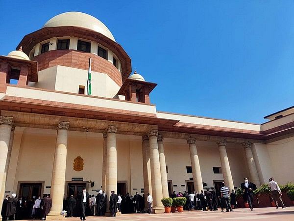SC modifies bail conditions of 2 accused in cheating cases, reduces personal bond amount