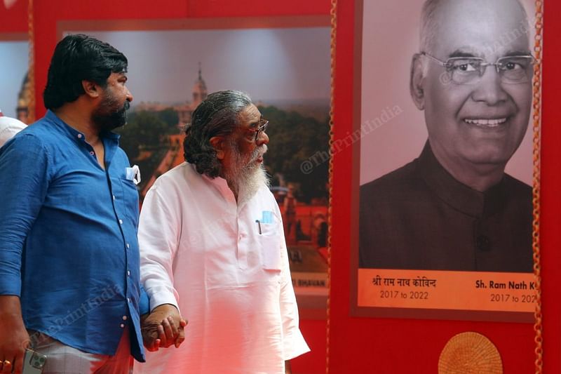 Jharkhand Mukti Morcha Shibu Soren looking at outgoing President Ram Nath Kovind photo in the gallery | Photo: Praveen Jain | ThePrint