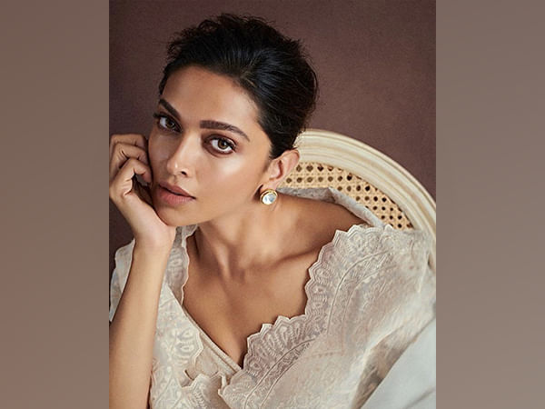 Deepika Padukone's lookalike sets internet on fire, netizens say she can even confuse Ranveer Singh Deepika Padukone's lookalike sets internet on fire, netizens say she can even confuse Ranveer Singh