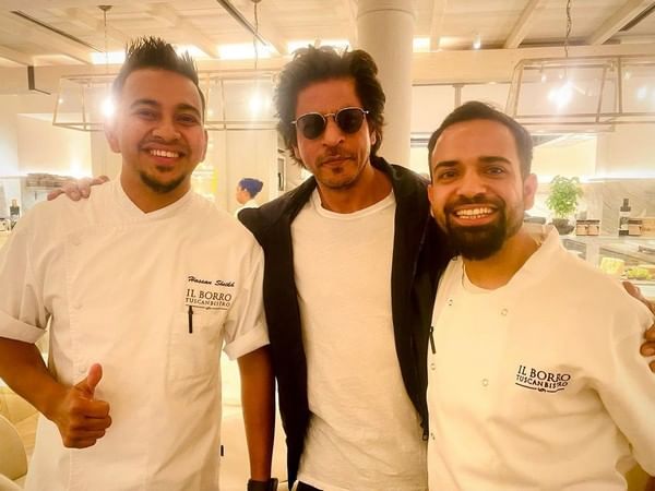 SRK enjoys meal at Italian restaurant in London's Mayfair, poses with chefs