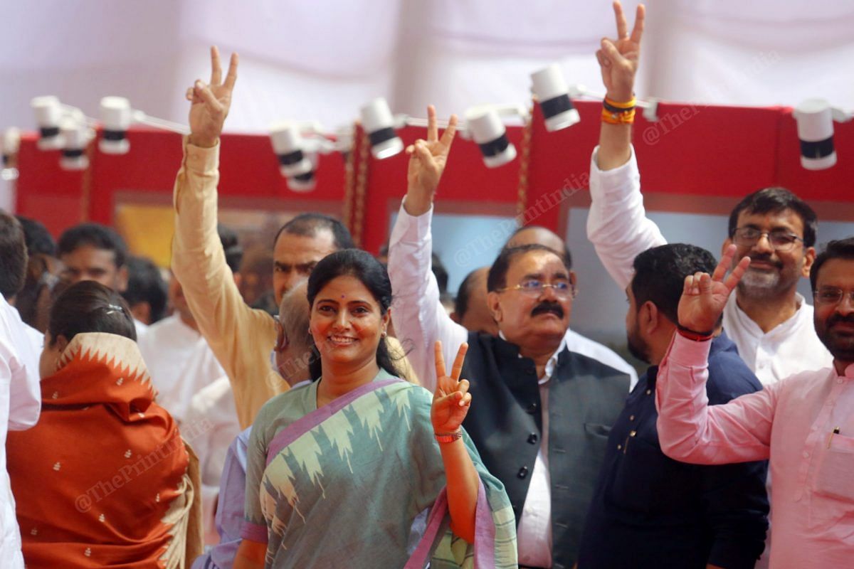 Apna Dal MP Anurpiya Patel shows victory sign after casting vote | Photo: Praveen Jain | ThePrint