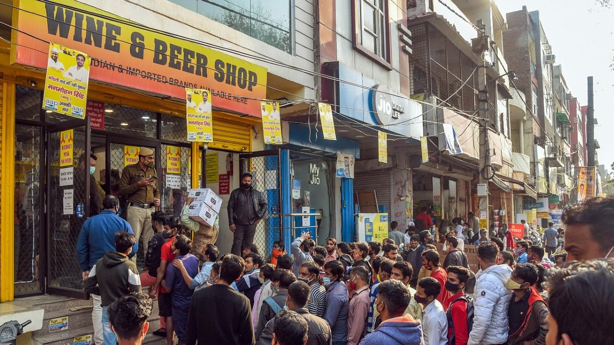 Rush Chaos Outside Liquor Shops As Delhi Govt Decides To Roll Back New Excise Policy