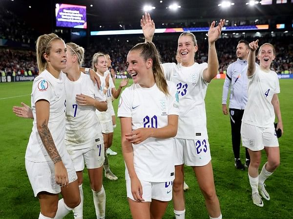 Women's Euro 2022: Hosts England cruise into final after crushing ...