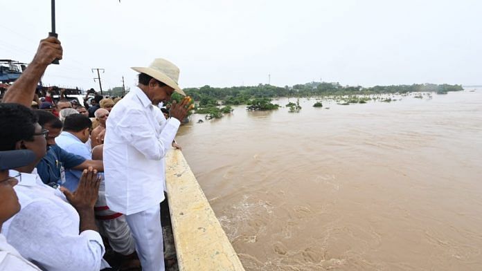 Telangana CM KCR perform Shanti Puja to the overflowing Godavari river on Sunday | Twitter | @TelanganaCMO @TelanganaCMO