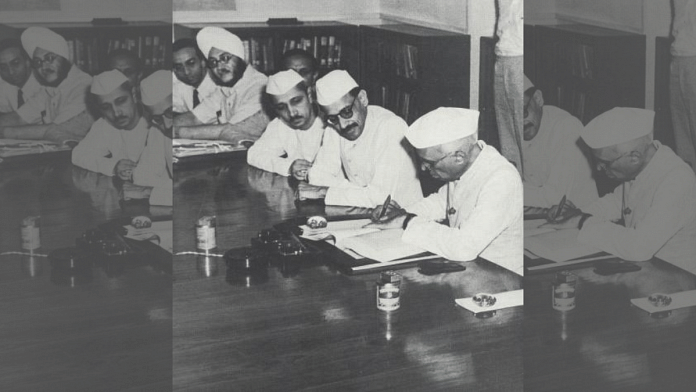 Gulzarilal Nanda and PM Jawaharlal Nehru signing First Five Year Plan | Wikimedia Commons