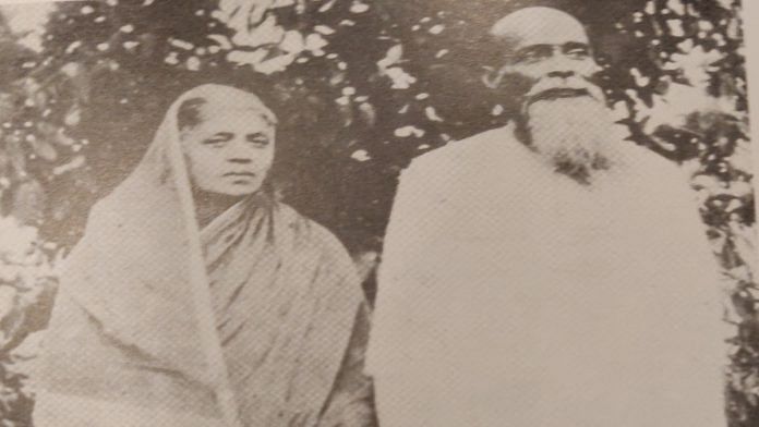 Lakshmibai Tilak and her husband Narayan Waman Tilak | Source: 'Smritichitre', Speaking Tiger Publishing