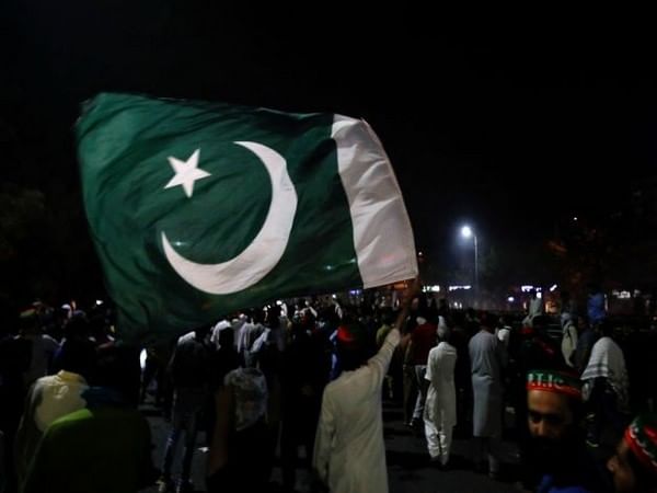 Pakistan’s cabinet okays ordinance to sell assets to prevent country from default