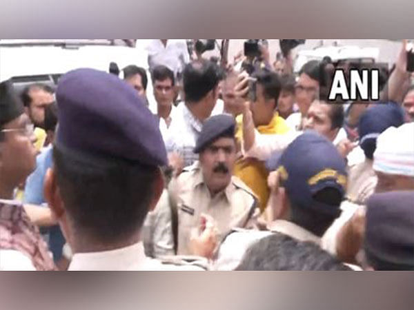 Bhopal Scuffle Breaks Out Between Congs Digvijaya Singh Bjps Vishvas Sarang Outside District 