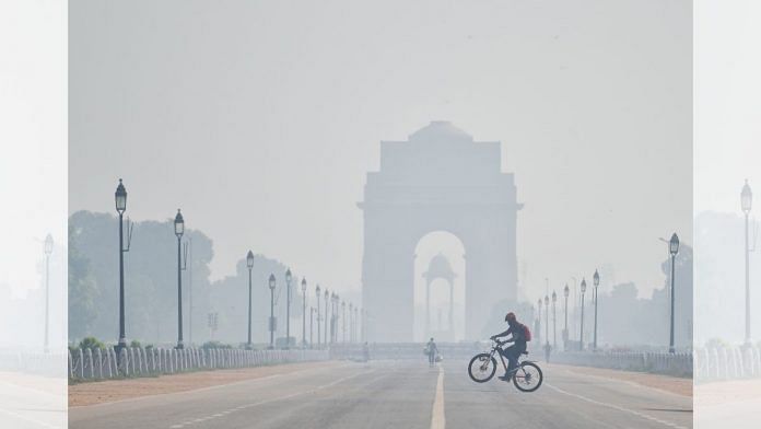 A view of India Gate through a thick layer of smog, Nov 2020 | Credit: ANI Photo