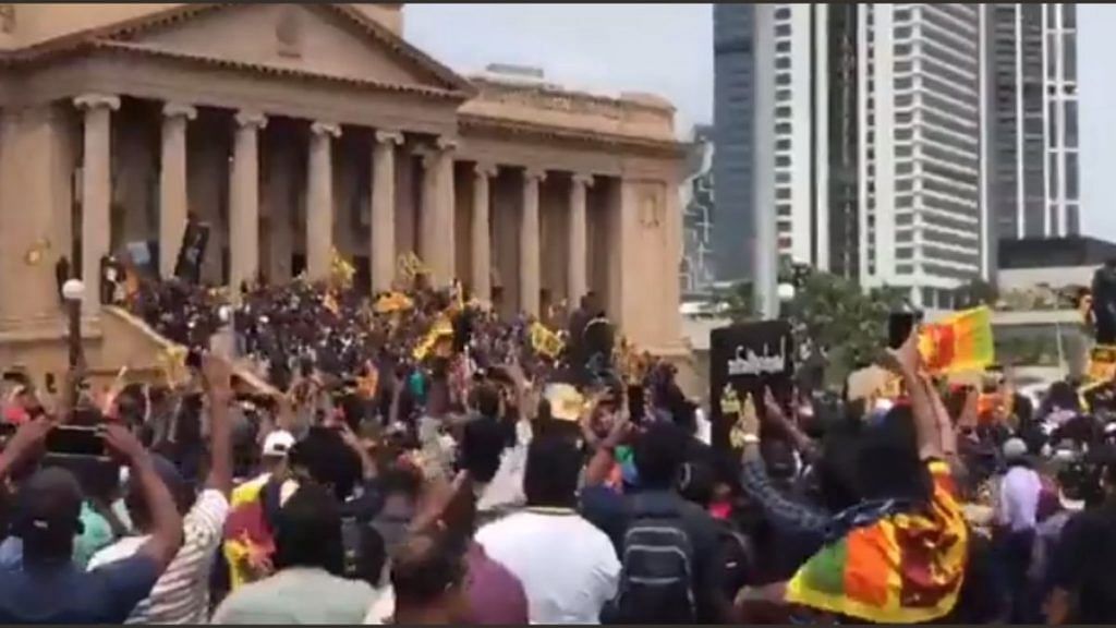 Protesters outside Sri Lankan President Gotabaya Rajapaksa's residence, on 9 July 2022 | Screengrab | Twitter/@JAGANTRS