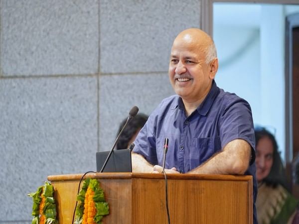 Sisodia reviews PWD projects, takes stock of double-decker flyover, CCTV and Wi-Fi projects