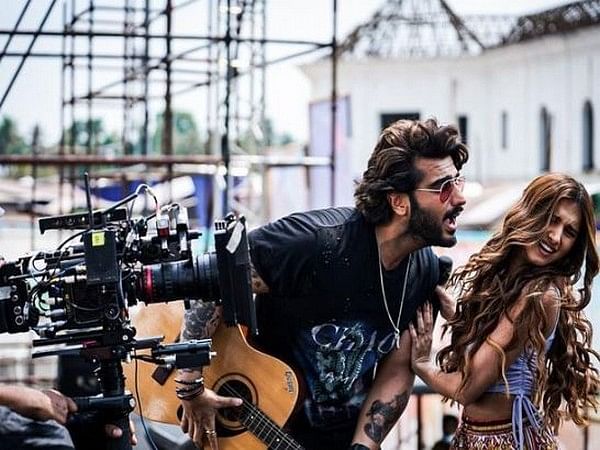 Arjun reveals how he 'looks good' in pictures by bribing Tara Sutaria
