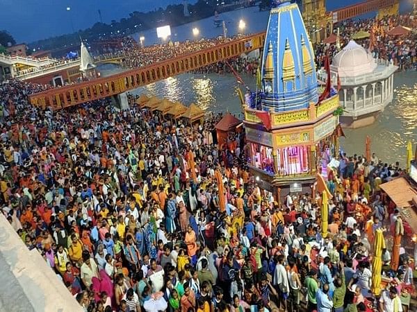 Large number of devotees reach Haridwar to collect Ganga water for 'Jalabhishek' of Lord Shiva