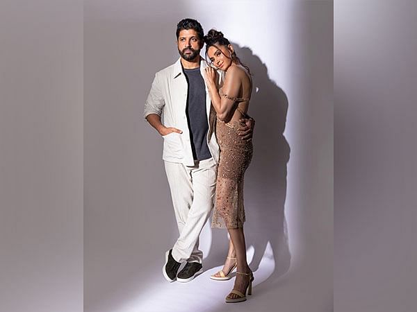 Farhan Akhtar drops pictures from Hyde Park music festival with wife Shibani Dandekar